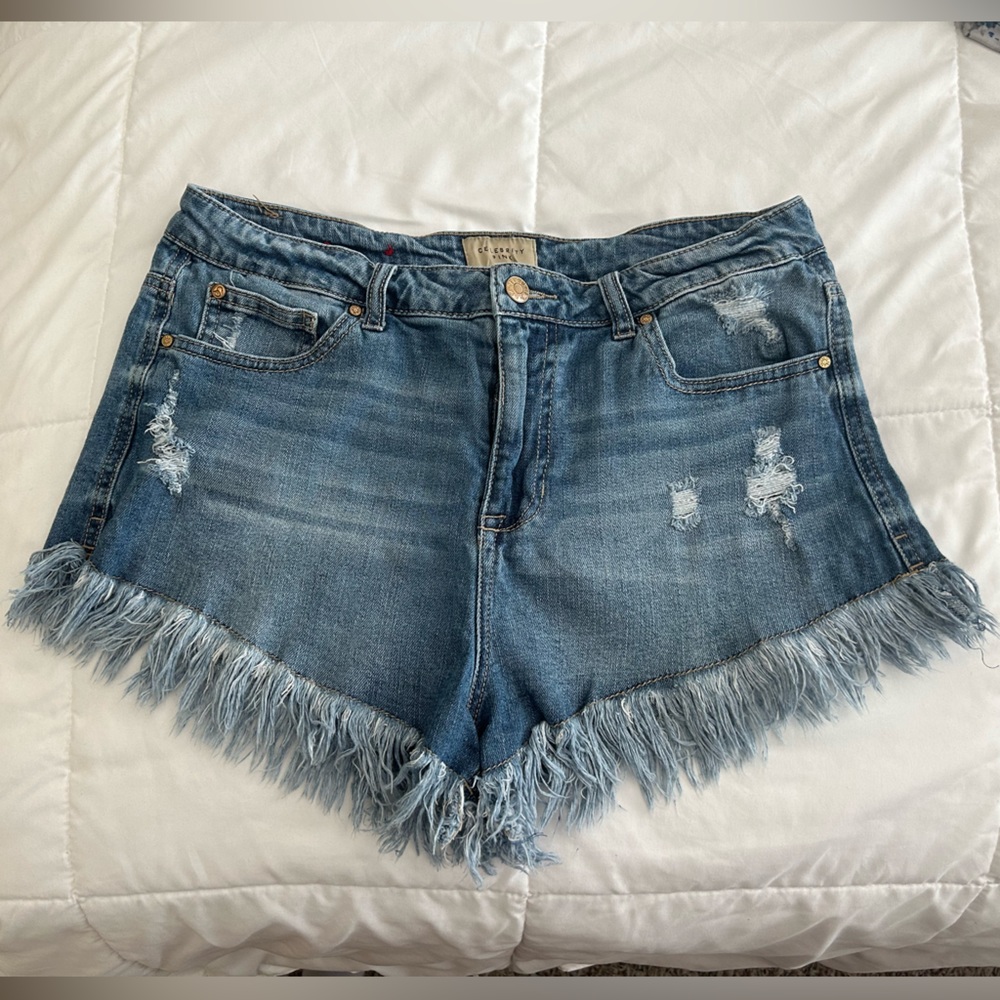 Women’s Medium Light-washed Shorts